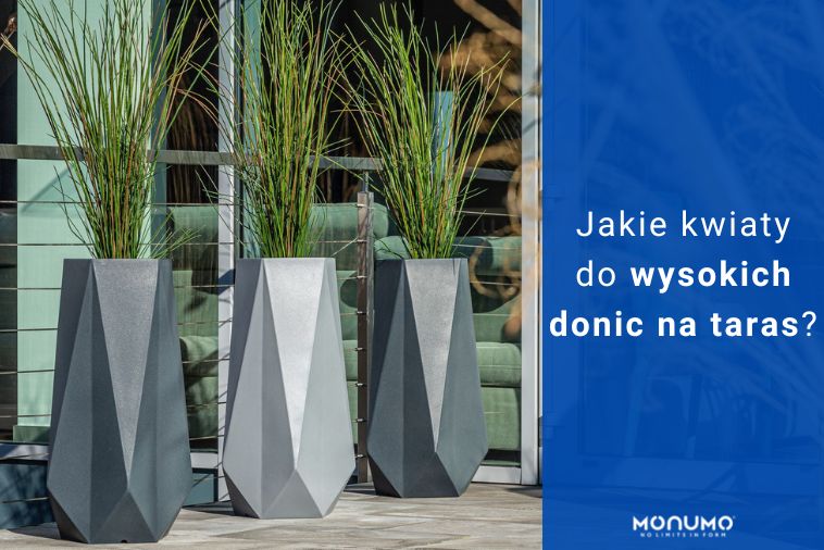 Wysokie donice z kwitnącymi roślinami na tarasie